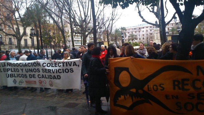 Concentración a las puertas del Ayuntamiento.