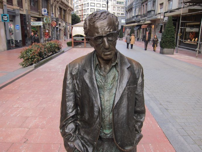 Estatua de Wody Allen en Oviedo