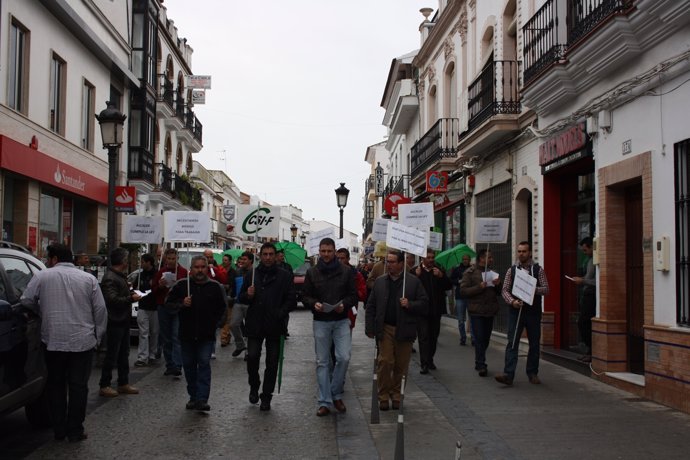 Policías locales de Cartaya se manifiestan por las calles de la localidad. 