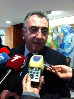 El consejero de Presidencia, Manuel Campos atiende a los medios en Asamblea