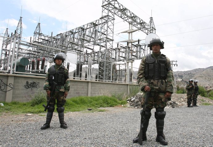 Policía bolivianos vigilan las infraestructuras de una compañía eléctrica.