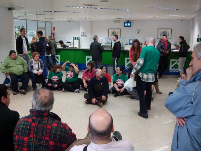 Miembros de la PAH en una oficina de Caja Cantabria