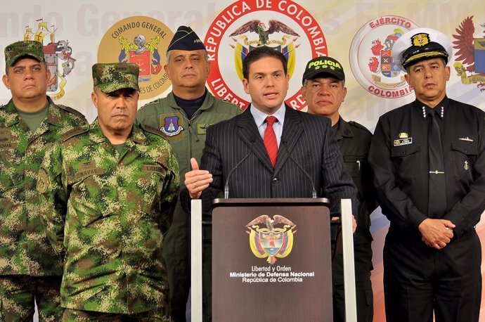 El ministro de Defensa colombiano, Juan Carlos Pinzón, y Altos mandos Militares