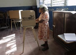 Una votante de El Salvador en los pasados comicios presidenciales.