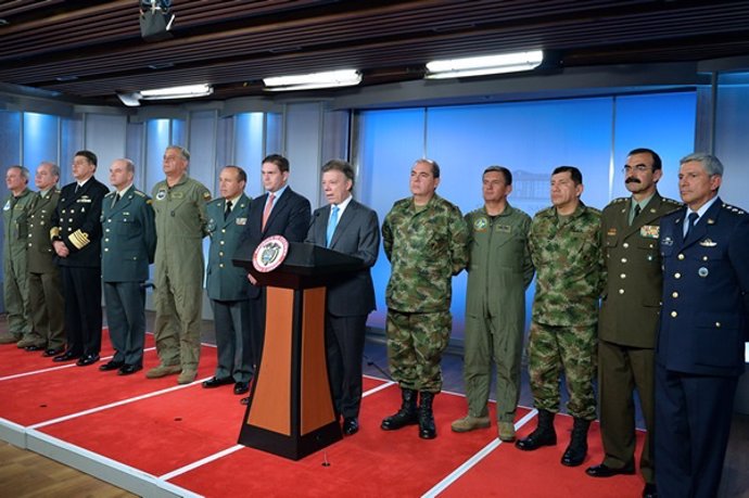 El presidente colombiano, Juan Manuel Santos, con la nueva cúpula de seguridad.