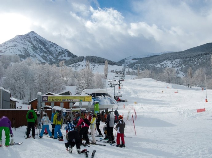 Esquiadores en la estación de Aramón Cerler