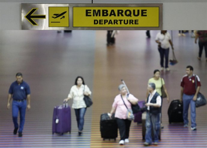 Un grupo de pasajeros en el aeropuerto Simón Bolívar en La Guaira, Venezuela