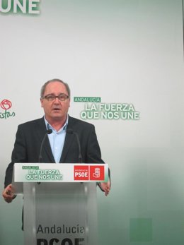 El secretario de Organización del PSOE-A, Juan Cornejo, en rueda de prensa
