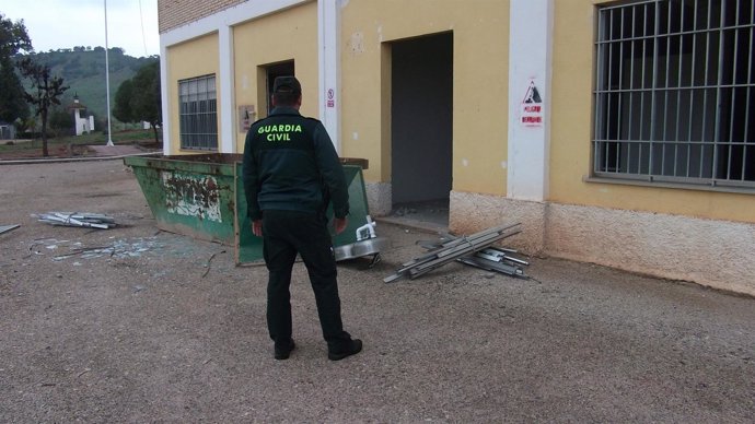 Un agente de la Guardia Civil observa el material que iban a robar los detenidos