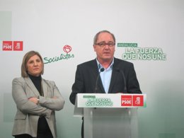 Juan Cornejo junto a la secretaria general del PSOE de Cádiz, Irene García