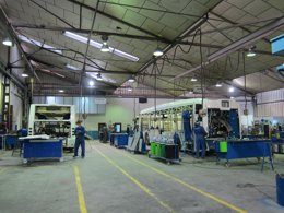 Operarios de Castrosúa durante una parte del montaje de autobuses en Santiago