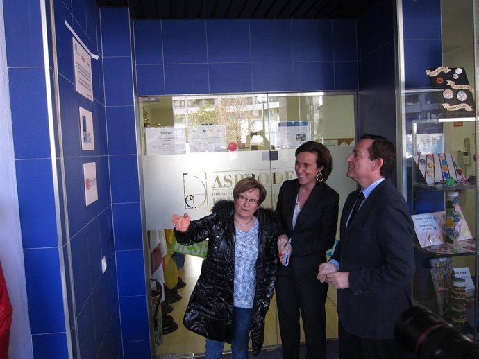 Gamarra, Erro y Fernández, en la puerta del nuevo centro de Asprodema