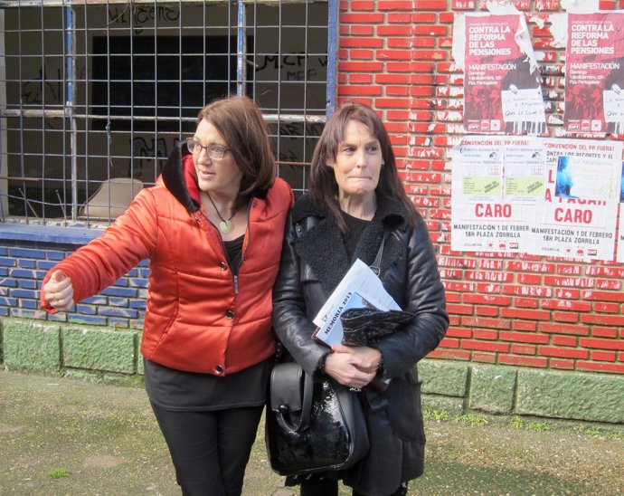 Soraya Rodríguez (izquierda) visita el barrio vallisoletano de Rondilla