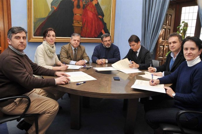 Ceballos y Fuentes (centro) en la firma con los alcaldes