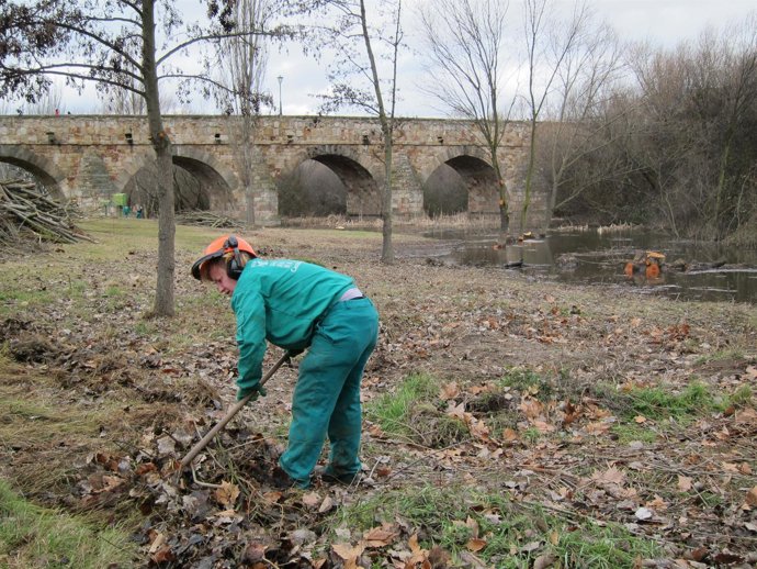 Trabajadora en el entorno del Puente Romano de Salamanca.