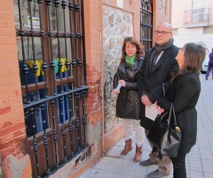 María del Mar Shaw y Manuel Fernández Palomino, ante la escuela Cervantes