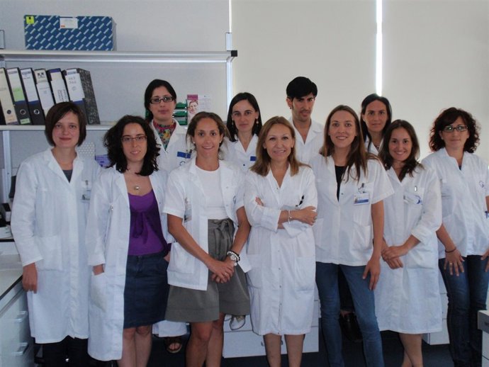 Doctora Carmen Ayuso García, junto a su equipo