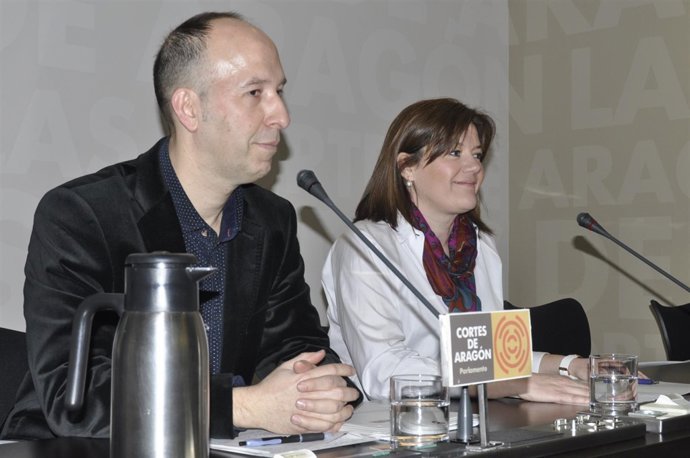 El concejal de CHA-Zaragoza Carmelo Asensio y la diputada Carmen Martínez.