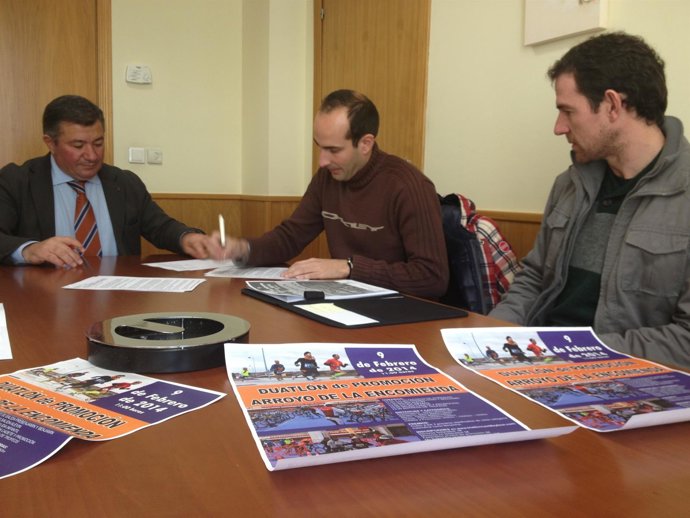 El alcalde, al fondo, durante la firma del convenio.