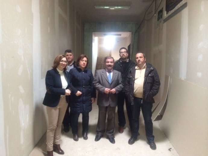 José Castro visita las obras del cine-teatro de Vilches