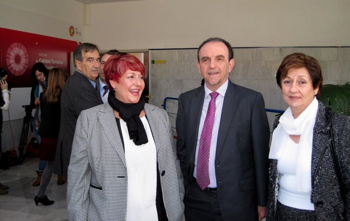 En el centro, el consejero de  Turismo y Comercio de la Junta, Rafael Rodríguez