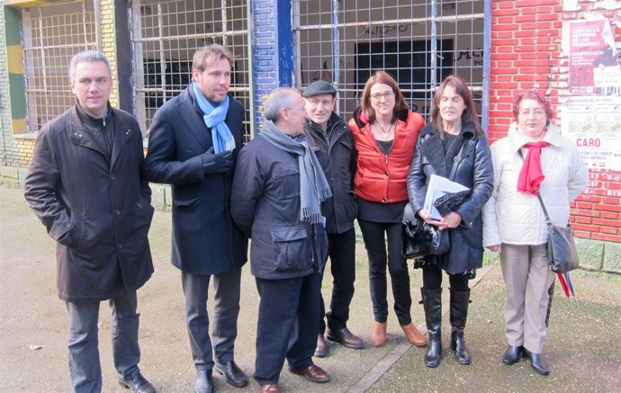 Soraya Rodríguez con miembros del PSOE y vecinos de la Rondilla