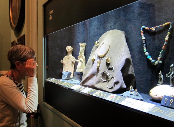 Una espectadora en la exposición de joyas antiguas del Museo de la Ciudad