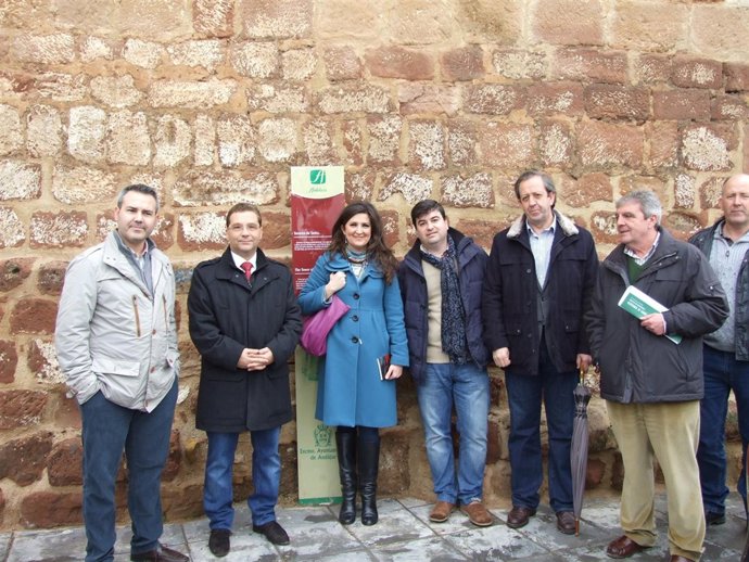 Yolanda Caballero visita el recinto murario de Andújar (Jaén)