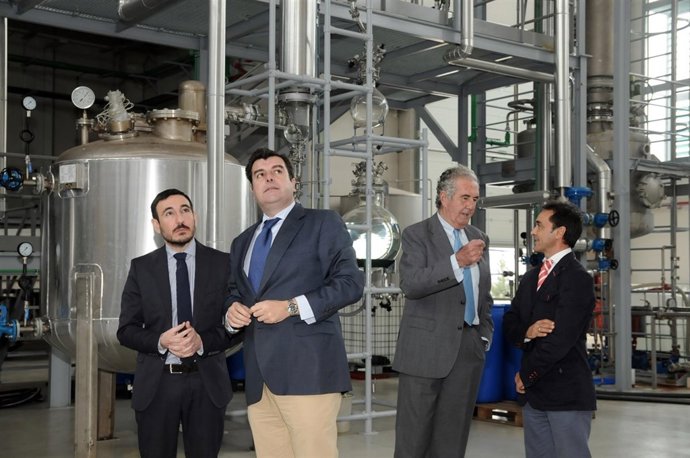 Fernando López Gil en el transcurso de la visita a las instalaciones de De Luque
