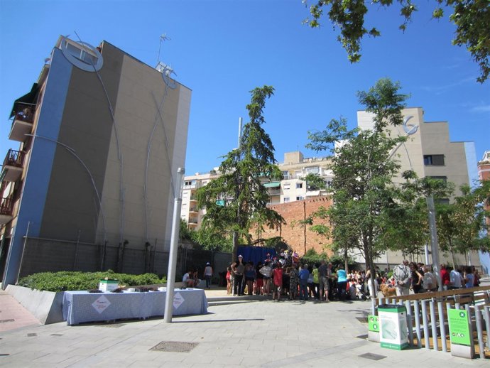 Dos Paredes Medianeras De Nou Barris Decoradas Con Motivos De 'El Principito'