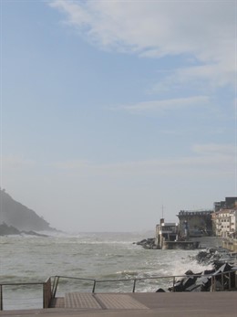 Al fondo el Aquarium y los efectos del temporal.