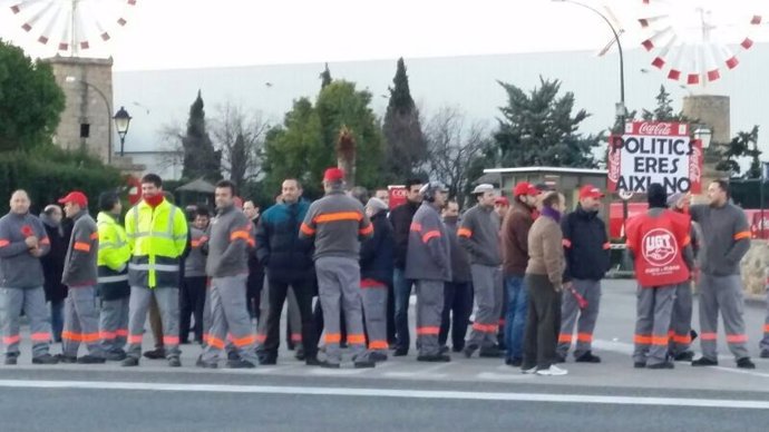 Empleados de Coca-Cola haciendo un paro en protesta por el ERE