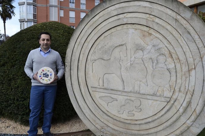 El concejal con una estela 