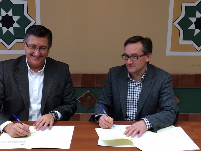 Manuel Blasco y Joaquín Juste en la firma del convenio