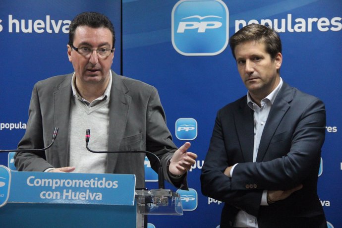 El presidente del PP de Huelva, Manuel Andrés González, junto a Guillermo García