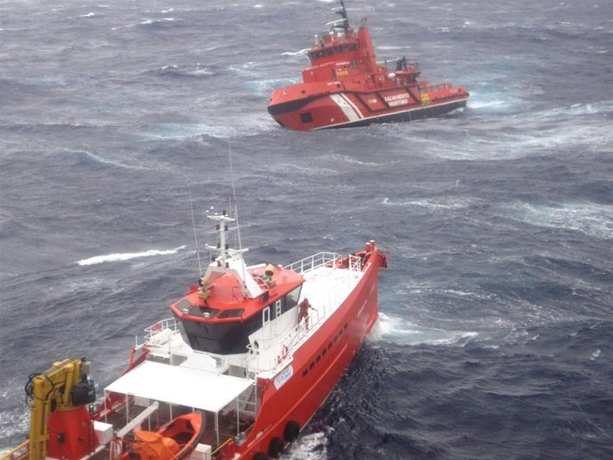Salvamento remolca al barco 'Esnaad 715'.