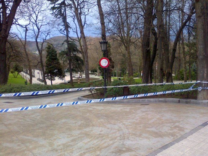 Campo San Francisco de Oviedo precintado por temporal de viento