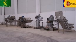Algunas de las máquinas de conservas recuperadas en la operación