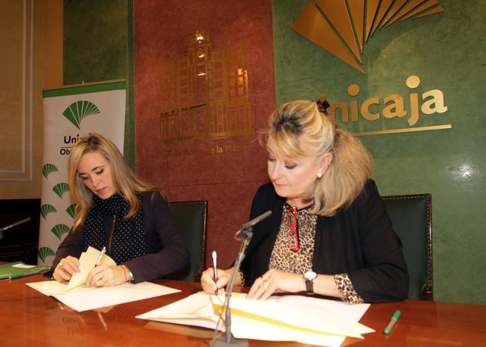 Patricia Alba y Dolores Cano firman el acuerdo en la sede de Unicaja