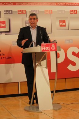 El secretario general del PSCL, Julio Villarrubia