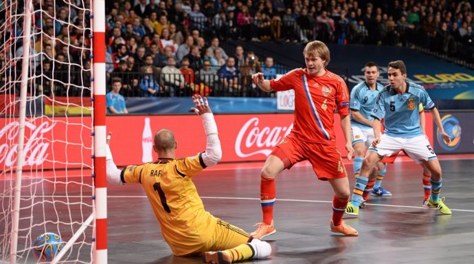 Dmitri Lyskov marca gol a Rafa en el Europeo de fútbol sala