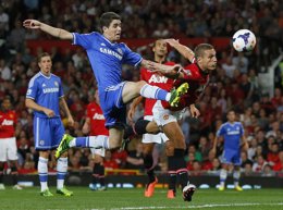 Oscar y Vidic pelean por un balón en el Manchester United - Chelsea