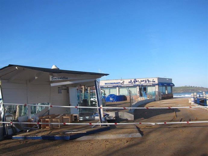 Daños del temporal en un restaurante del Sardinero