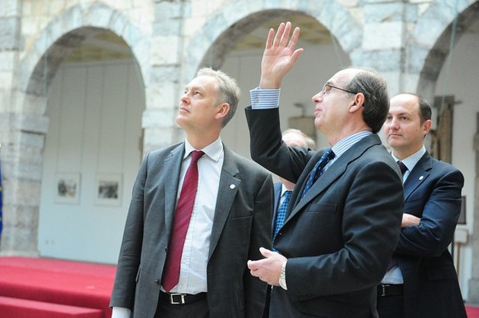 El embajador británico visita el Parlamento de Cantabria