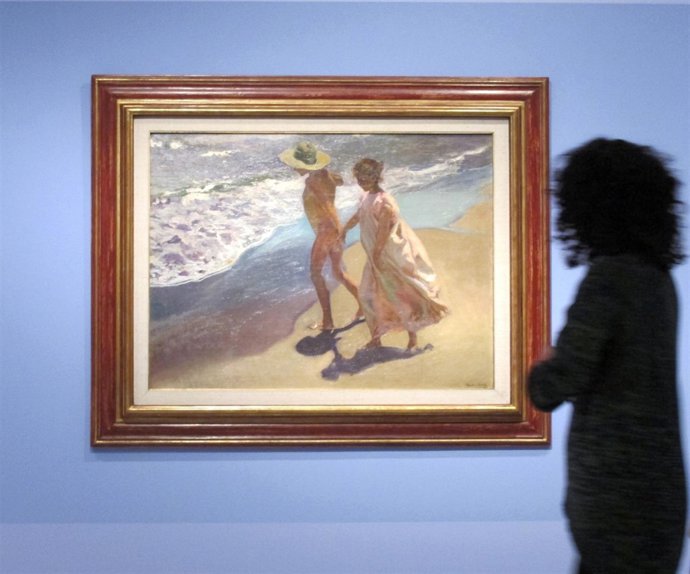 Una espectadora en la exposición sobre el mar de Fundación Bancaja