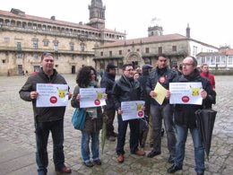 Trabajadores del Ayuntamiento de Santiago protestan ante Raxoi