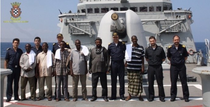 Visita de autoridades somalíes a la fragata española 'Álvaro de Bazán'