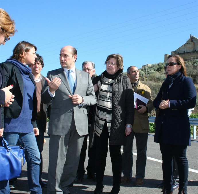 Corteś (izda.) habla con el alcalde de Montilla en la Ronda Norte