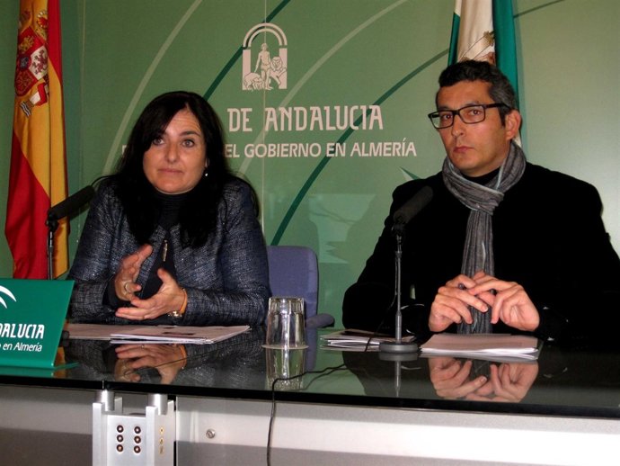 La delegada Isabel Arévalo y el director del Museo de Almería, Arturo del Pino 