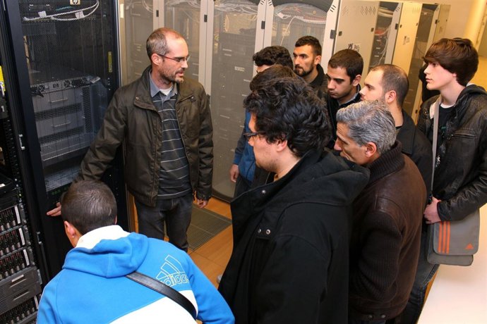 Alumnos del IES Polígono Sur visitan el Datacenter de la UPO